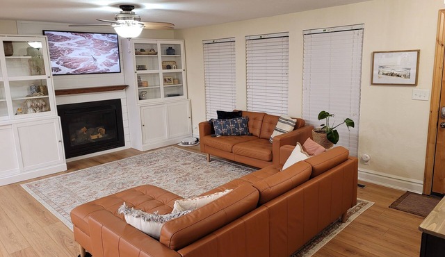 Cheerful 5-bedroom home near slopes with big yard