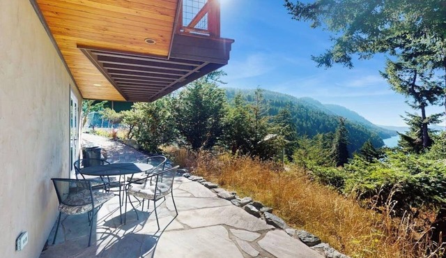 Cheerful Orcas Island Forest Getaway with Stunning Mountain and Sea Views in Eastsound