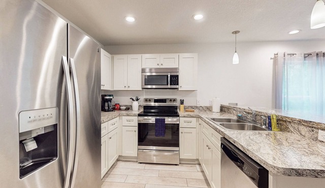 Cheerful retreat with large patio, full kitchen, LTR welcome in Homosassa