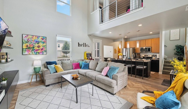 Cheerful & Spacious, Open Floorplan w/Garage & Amenities! Near Shops & Trails!