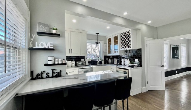 Chic & Comfortable 2-Bedroom Home Modern Living with Everyday Convenience in Brockton