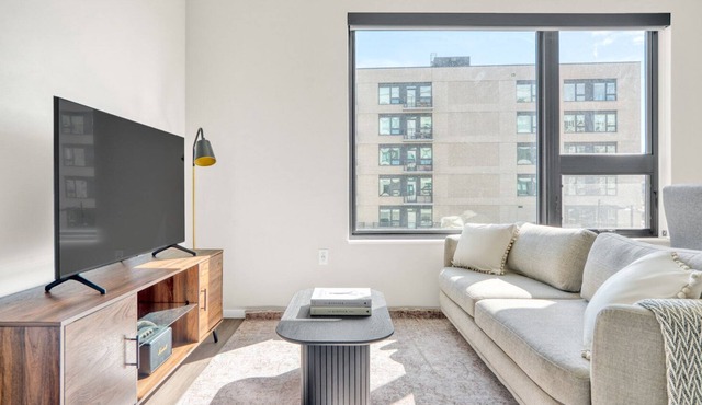 Chic Congress Park 1BR w/ Gym & Pool, near shops & dining, by Blueground