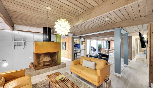Chill Mid Century Beach Home 5 min Walk to Beach. Fun Salt-Kissed Sanctuary!