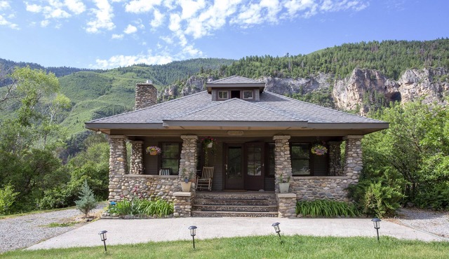 Classic 1900's Rocky Mountain Retreat With Steam Room & Sauna