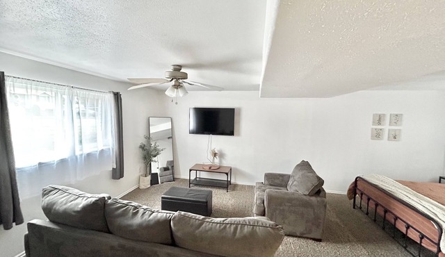 Clean & Cozy 2 Bed 1 Bath