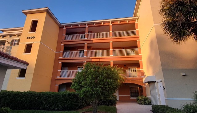 Coastal Cozy 3-bedroom condo minutes from downtown Naples and beaches