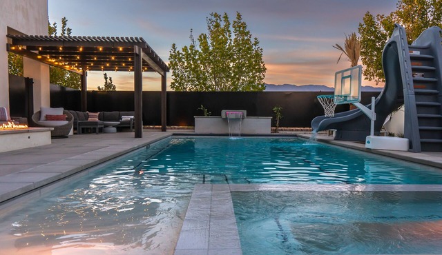 Color House · Pool+Slide · Every Bedroom Ensuite · Chef's Kitchen · Sand Hollow