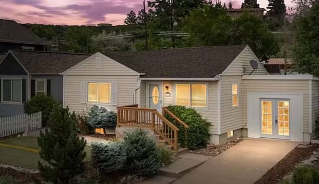 Come to the Hideaway, where downtown Castle Rock is a walk away!