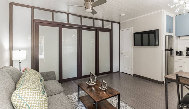 Comfortable beach apartment with pool in Riviera Beach