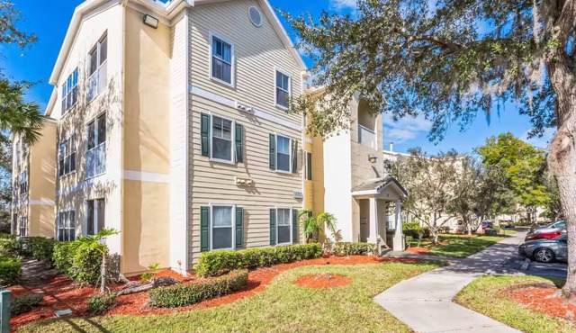 Comfy 2BR Condo: KING Bed- Wifi- Washer/Dryer- Gym- Pet- Gated- Tampa Palms