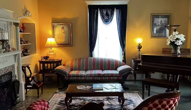 Commodore Bed & Breakfast/Red Room in Bainbridge