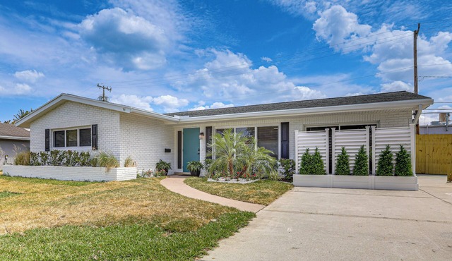 Completedly Renovated Pool: Home Minutes to Beach!