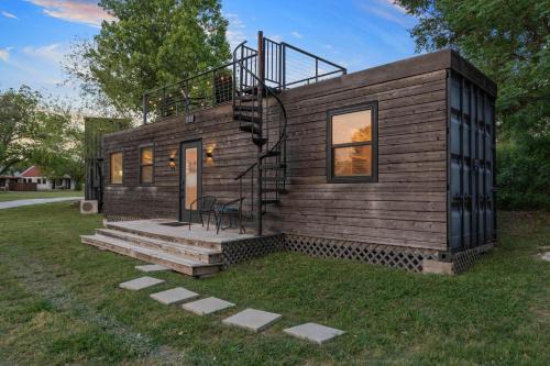 Container home with rooftop views and pickleball-Pecan Grove in Bellmead