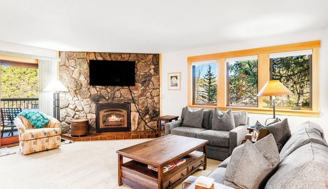 Corner Unit in the Center of Town, Walk to Lifts