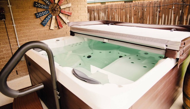 Cottage with hot tub! in Terrell