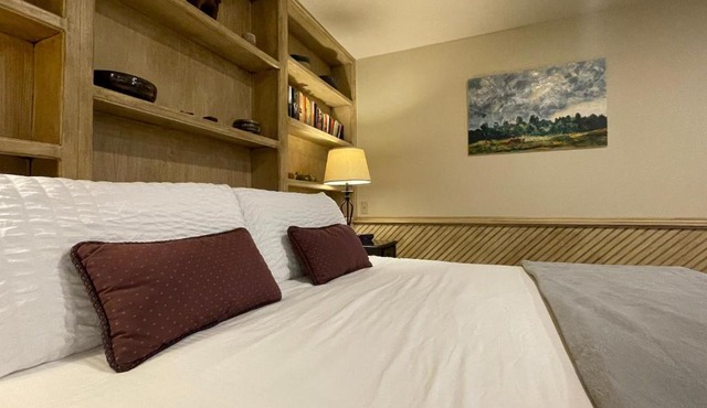Couples Retreat with Hot Tub, Sauna and Steam Room