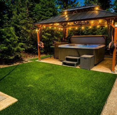 Covered Hot Tub Getaway Sleeps 9