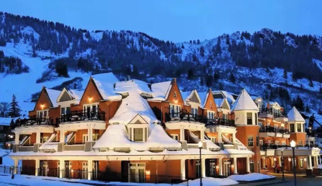 Cozy 1-bedroom resort in beautiful Aspen with fitness room - walk to slopes