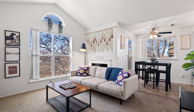 Cozy 2-bedroom apartment with hot tub & pool in charming Sandy