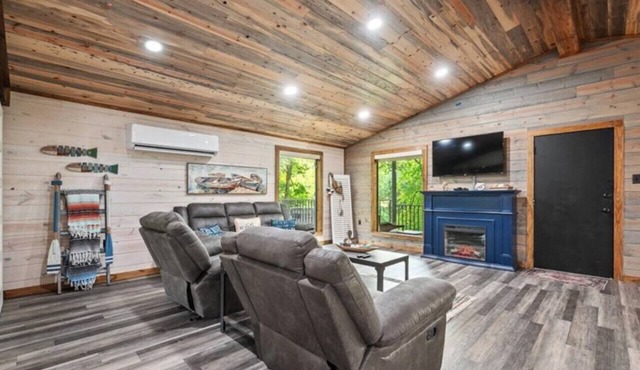 Cozy 2-bedroom cabin on beautiful Glover River in Broken Bow. in Broken Bow
