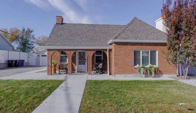 Cozy 2-bedroom cottage in family friendly neighborhood. Close to everything!