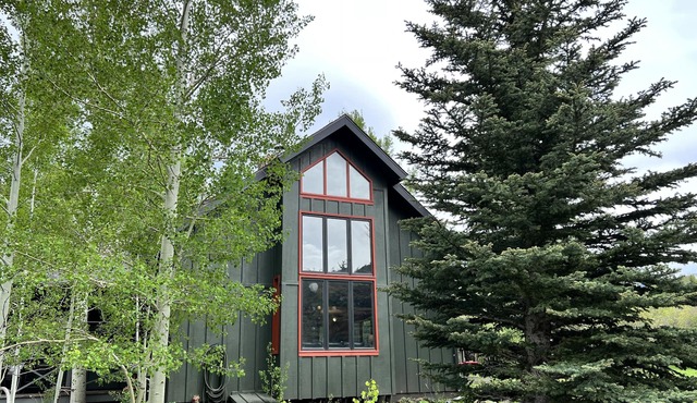 Cozy 3BR Creekside Cabin - Summer Fun, Fall Foliage & Winter Skiing