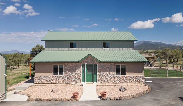 Cozy 4-bedroom house with 3-horse barn in charming Beaver with WiFi in Beaver