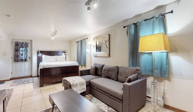 Cozy Alpine Studio w/High-End Mattresses, Hot Tub & Full Kitchen