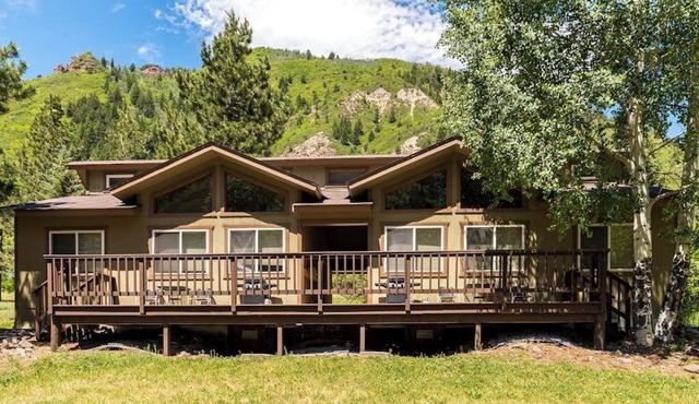 Cozy cabin w/shared natural hot spring hot tub - nature preserve across river