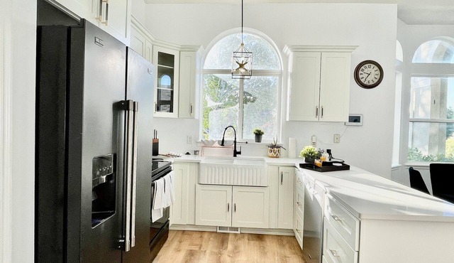 Cozy & Charming entire house, Fenced Yard, Pet friendly.