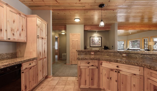 Cozy Condo less than 5 min Shuttle to Gondola