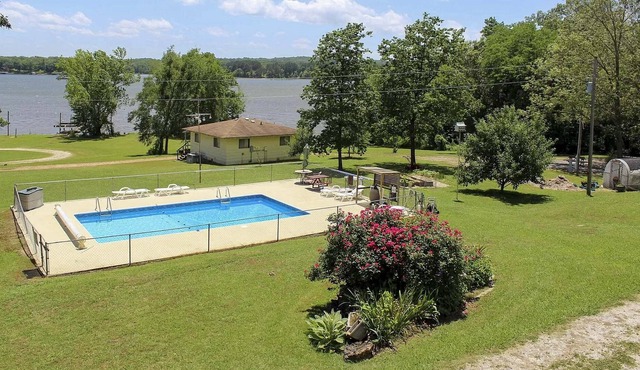 Cozy Cottage On Kentucky Lake w/ Shared Pool! in Buchanan
