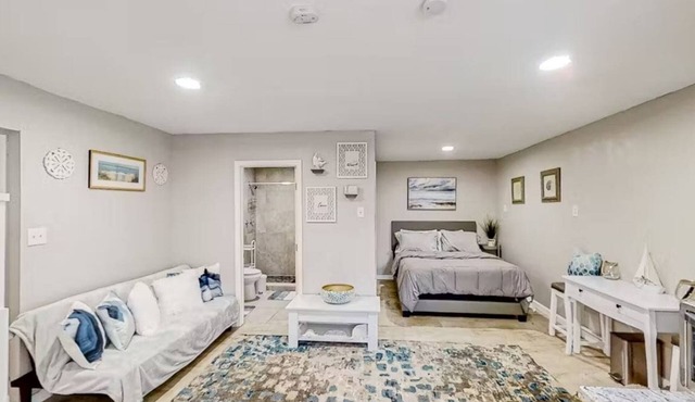 Cozy Guesthouse Fire Pit near Busch Gardens & USF in Tampa