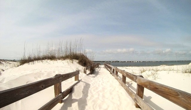 Cozy home on 2 bays, minutes to white sand beaches, shops & great reataurants! in Pensacola