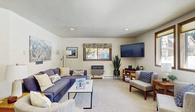 Cozy mountain-view house with full kitchen, dog-friendly & convenient location