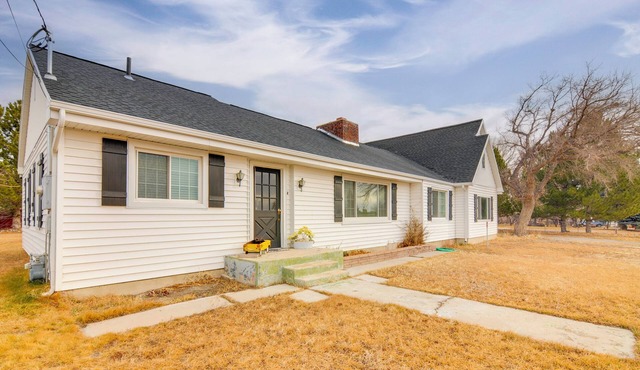Cozy Mtn-View Retreat w/Yard: Near Hiking & Golf!