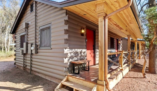 Cozy Nature Cabins with Pet-Friendly Amenities near Garden of the Gods in Colorado Springs, Colorado