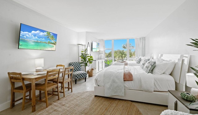 Cozy Ocean Front Condo, Pool & Tiki Bar - Sleeps 4
