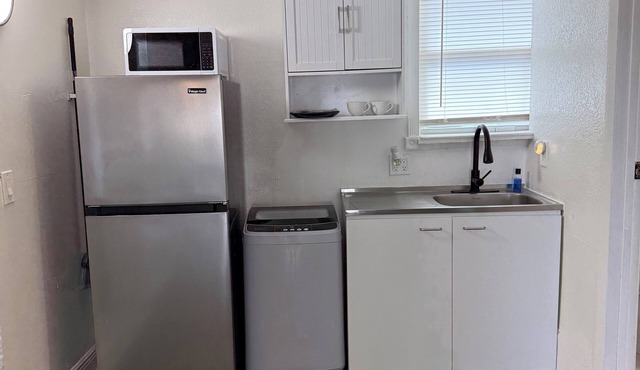 Cozy studio, centrally located, WiFi, free parking, pet friendly in West Park