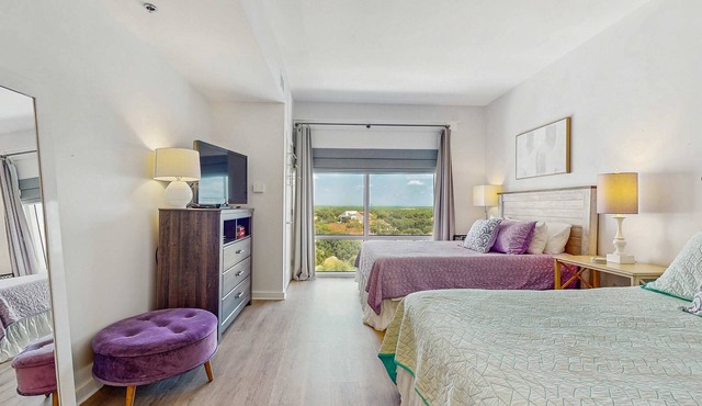 Cozy studio with beachview, shared pool, Wifi & hot tub in Miramar Beach