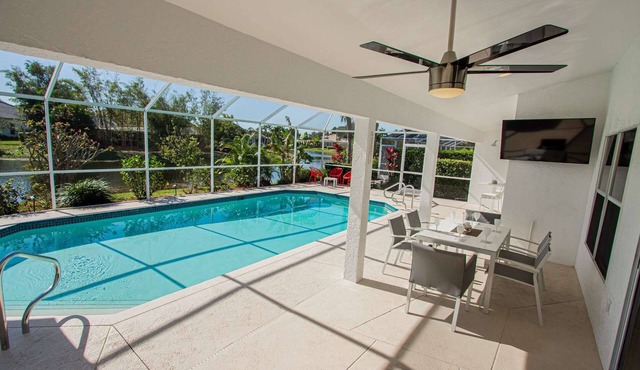 Crown Pointe- Covered Lanai w/TV-Heated South Facing Pool, Newly Renovated home w/3 king beds!