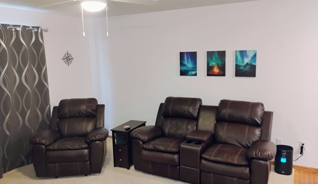 Current-ly Relaxing - 1 King & 1 Queen Bedroom, Full Kitchen, Bathroom & Parking in Indianola