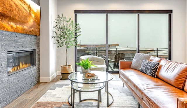 Deer Valley East Ski Home | 10 Mins to Gondola | Private Hot Tub | Fireplace