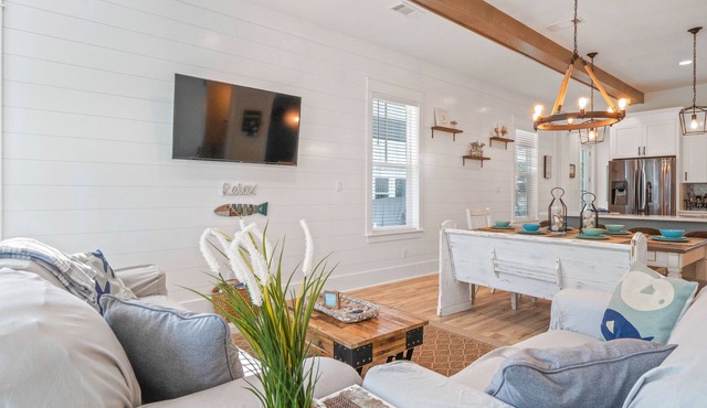 Delightful Coastal Home w/WiFi, Furnished Porch, & Shared Pool-Dog Friendly in Santa Rosa Beach