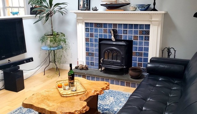 Delightful Getaway Cottage in Giants Neck Heights Beach Community in Niantic