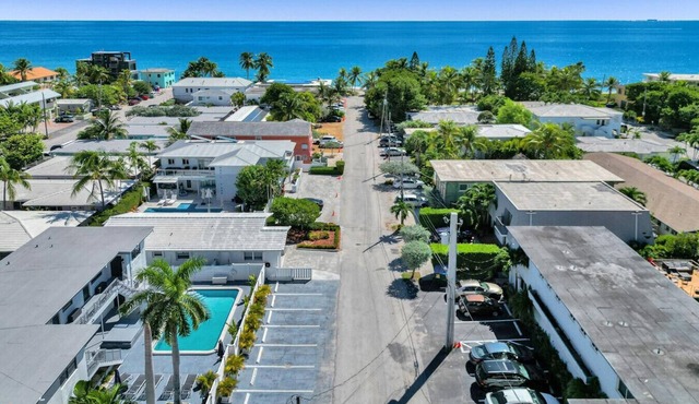 Desoto 2 bedrooms Second floor in Hollywood