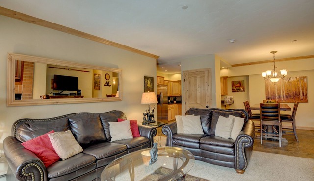 Discount Prices! SKI IN SKI OUT! 1/2 Block from Main Street! GREAT VIEWS!