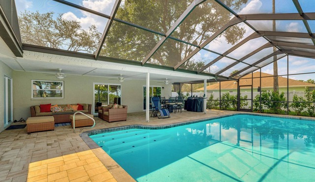 Disney Day Trips! Lakefront Home w/Heated Pool in Spring Hill