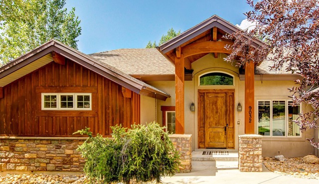 Dog-friendly home on golf course with 3 gas fireplaces, pool table & 2 kitchens