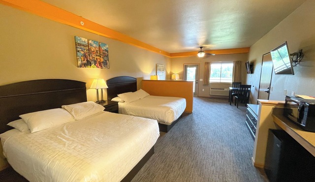 Double Queen Hotel Room @ Spring Brook Resort in Wisconsin Dells